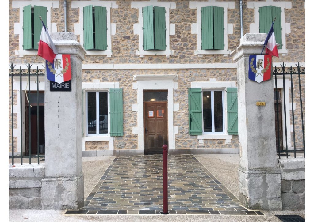 Parvis mairie de St Etienne de Gourgas