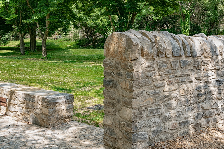 Exemple de dessus de murs en pierre arrondis pour un rendu plus authentique