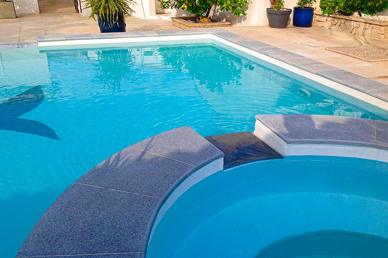 Notre margelle de piscine en travertin offre une élégante moderne et authentique