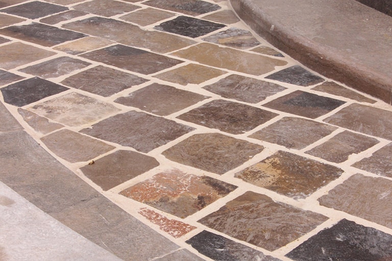 Exemple d’utilisation de notre pavé en calcaire pour une voie piétonne