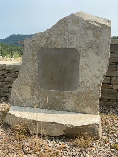 Exemple de stèle funéraire taillée par nos Carrières de Montdardier