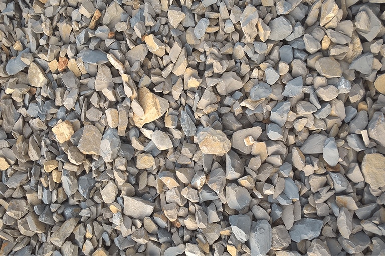 Photos d’un tas de roches dans notre carrière de granulat