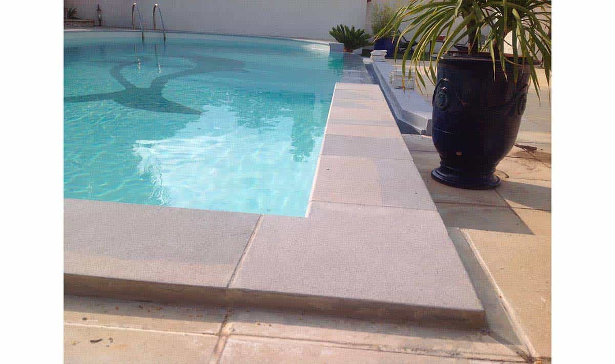Exemple d’une piscine en pierre de taille