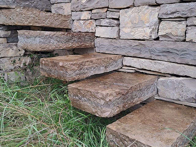 Un escalier en pierre est idéal pour connecter deux espaces situés à des niveaux différents