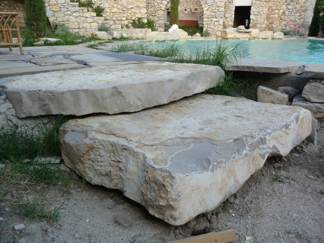 Découvrez notre escalier en pierre du Gard, idéale pour tous vos projets intérieurs et extérieurs