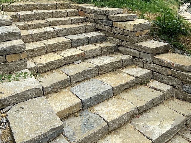 Photo d’un escalier en pierres naturelles