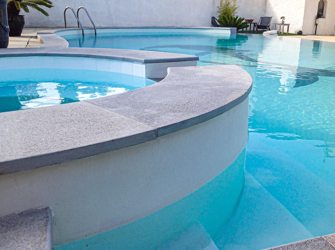 La pose de margelles de piscine offre de nombreux avantages pratiques et esthétiques