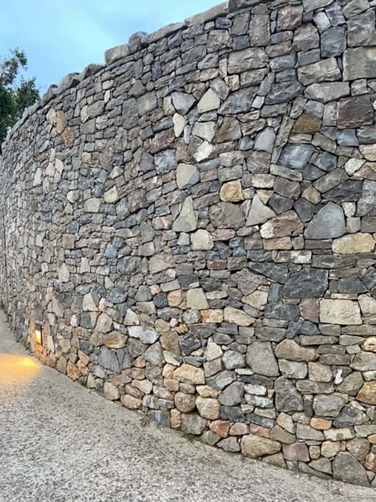 Photo du mur et du toit du restaurant du Belvédère au Cirque de Navacelles