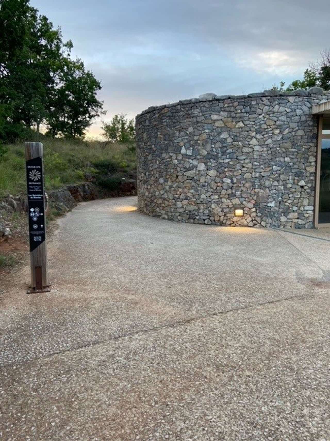 Photo du mur et du toit du restaurant du Belvédère au Cirque de Navacelles