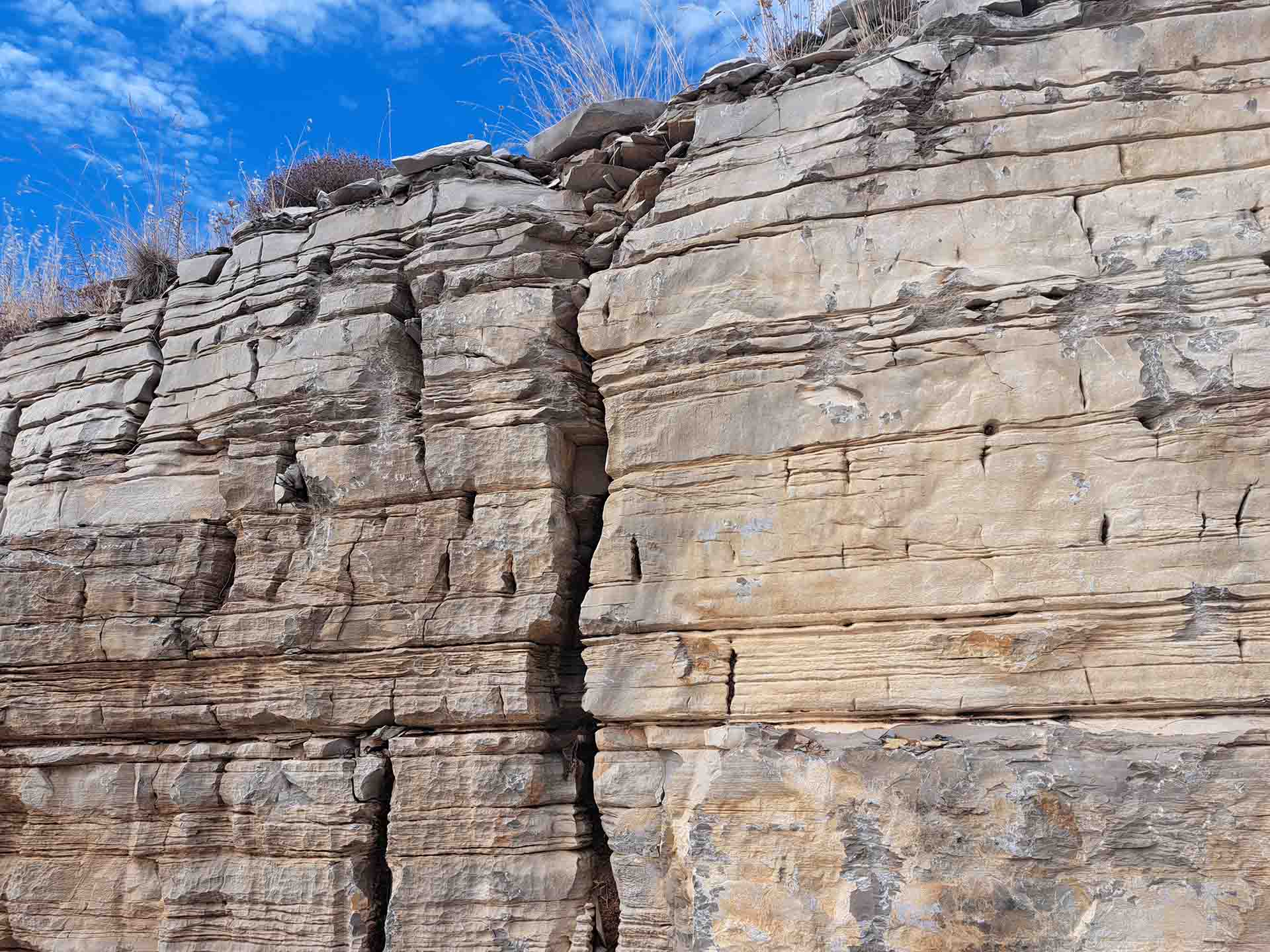 Pour construire un mur en pierre sèche, il faut utiliser des pierres naturelles aux assises planes