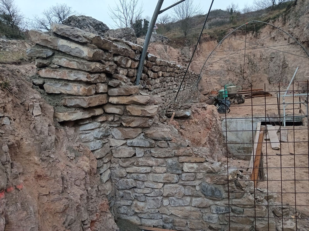 Nous avons également aménagé la sortie de la grotte pour créer un espace convivial