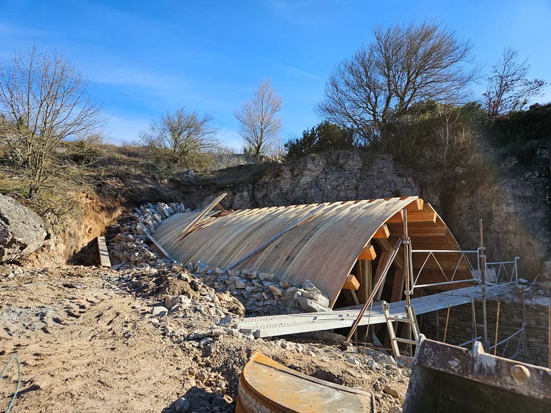 La mission principale était de fournir 300 tonnes de pierres pour la création de la voûte en pierre