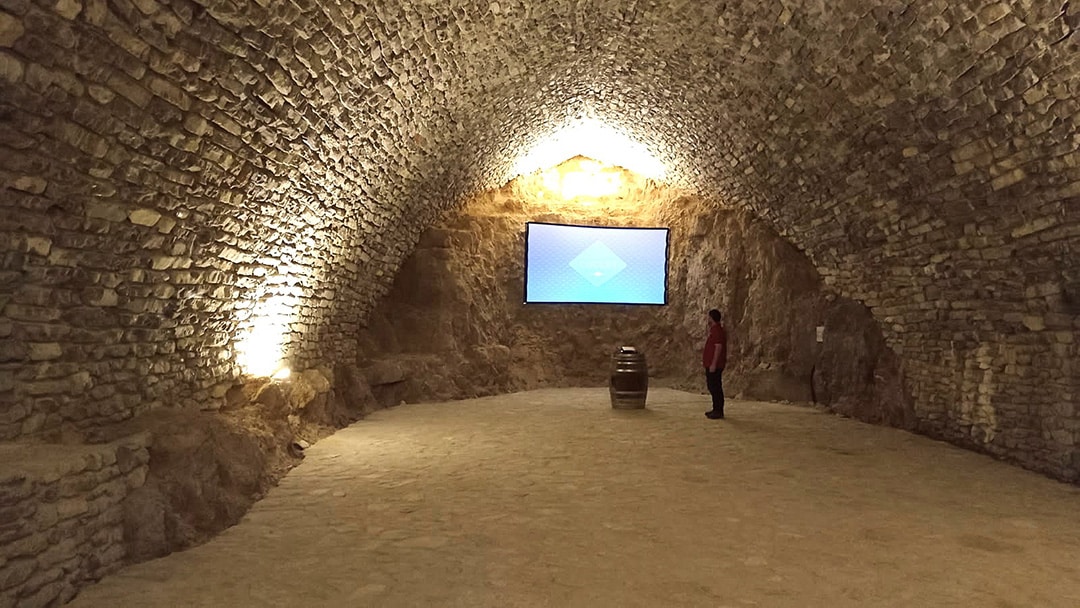 Photo de la voûte en pierre naturelle finalisée de la grotte de Labeil