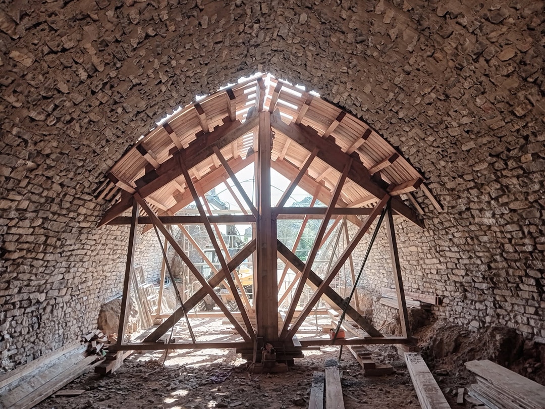 Photo de la construction de la voûte en pierre de la grotte de Labeil