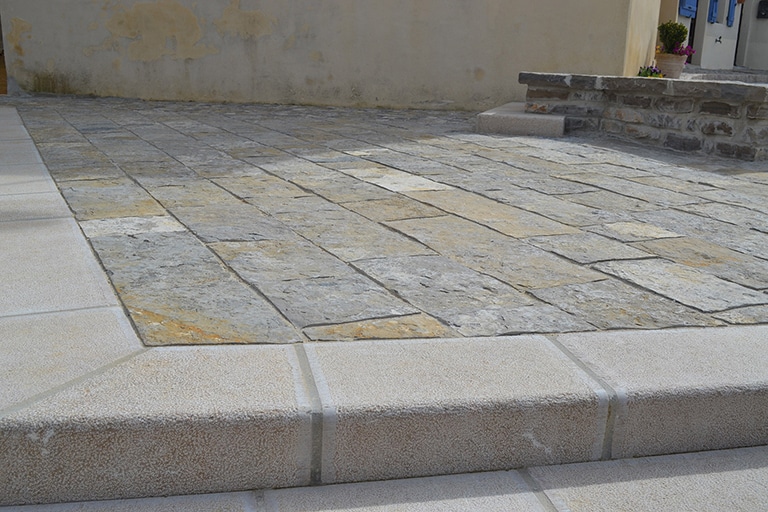 Photo des allées de l’Arbre Blanc à Montpellier, conçu avec nos pavés en pierre naturelle