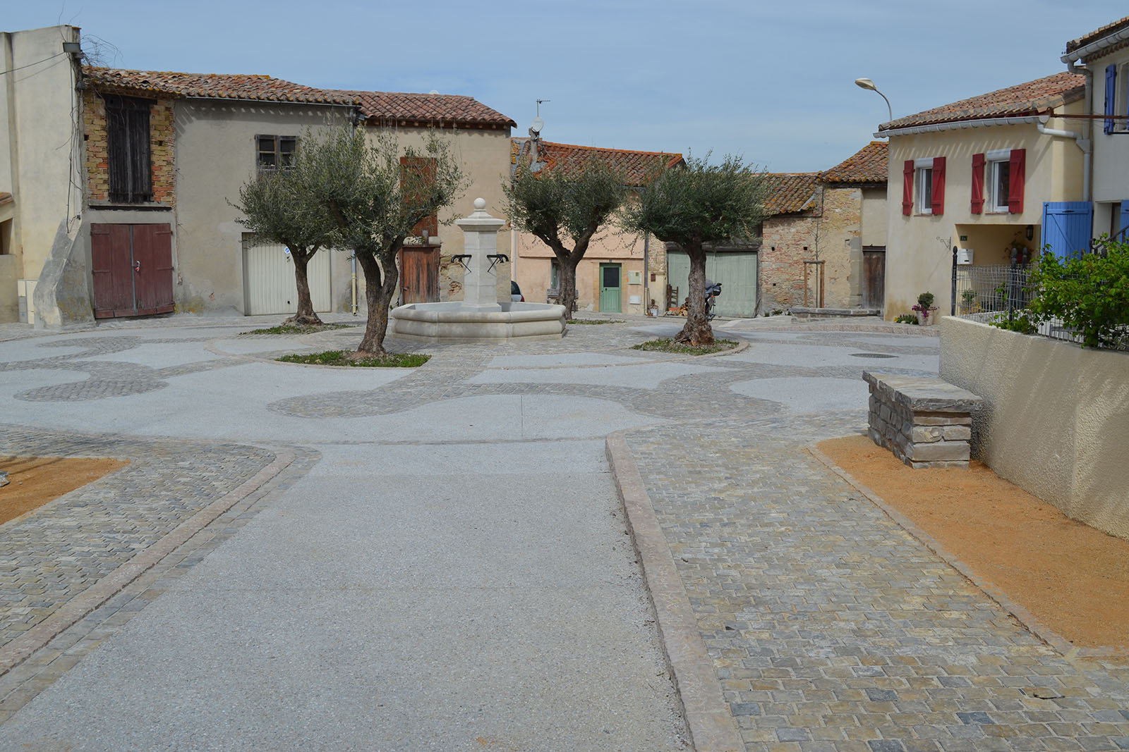 Photo de la place du village rénovée de La Force dans l’Aude