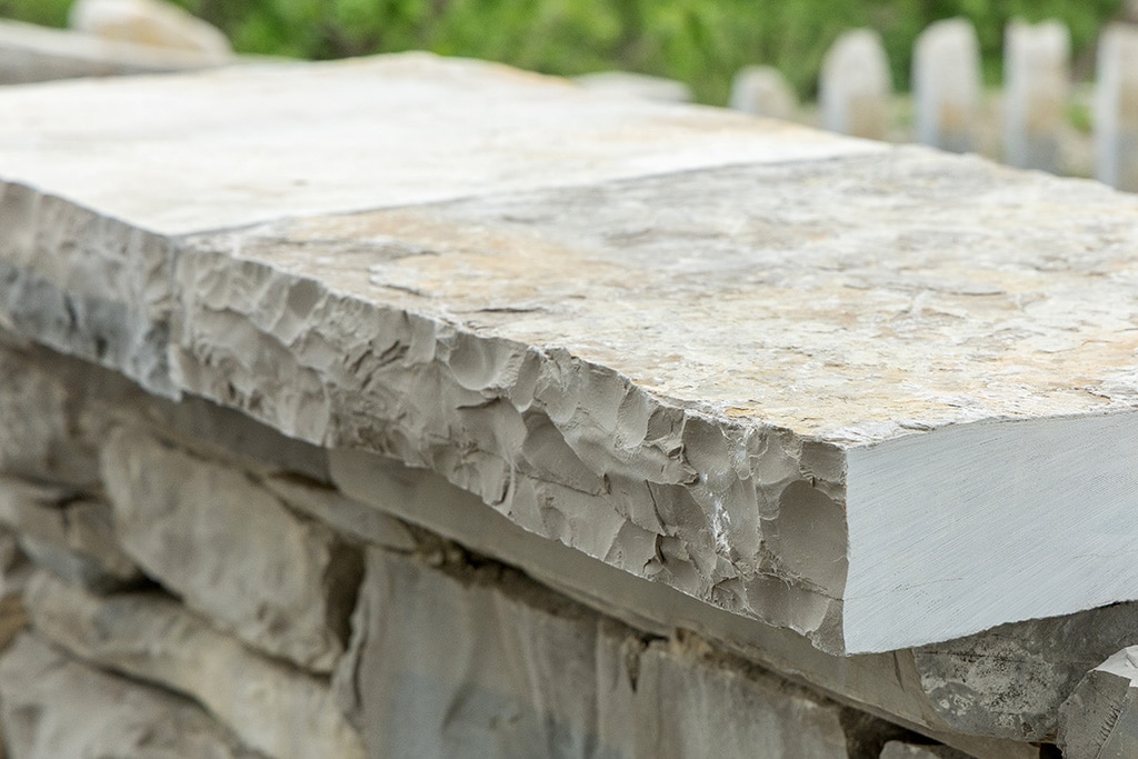 Le chapeau de mur protège non seulement les structures mais ajoute aussi du charme